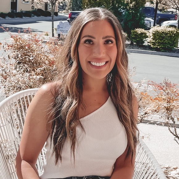 Meet your Posher, Danielle - Picture 1 of 1